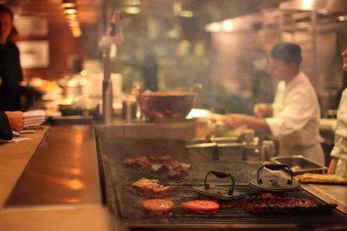 Operação de food service com diferentes marcas compartilhando a mesma estrutura