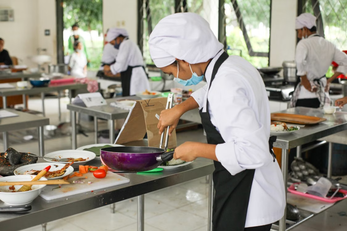 Ambiente de restaurante equilibrando diferentes marcas em uma mesma proposta