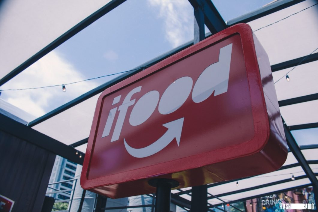 Gestor de restaurante avaliando dependência de plataformas de delivery